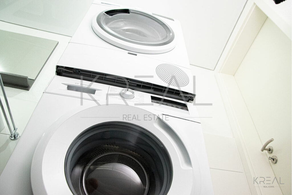 Obergeschoss - Bad mit Waschmaschine und Trockner